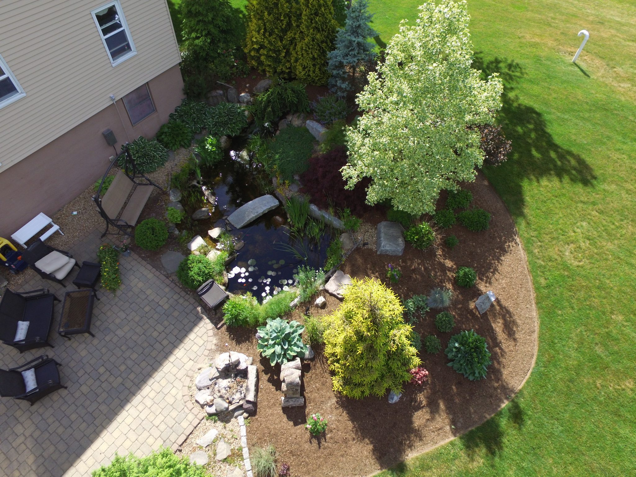 birds eye view of a patio and lawn
